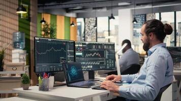 comerciante en oficina aprovecha artificial inteligencia en ordenador portátil a interpretar gráficos, optimizando comprando y venta. corredor de valores usos profundo aprendizaje automatizacion en cuaderno a maximizar ganancias, cámara un video
