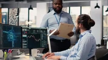 stötta fast chef och anställd ser över pappersarbete, använder sig av djup inlärning till bedöma stock marknadsföra flyktighet. mäkleri företag team ledare och arbetstagare använder sig av ai till generera investering rapporter, kamera b video