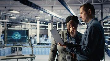 squadra di dati centro ingegneri indagare neurale reti configurazione, fabbricazione aggiustamenti. lavoro di gruppo server centro collaboratori uso taccuino per dai un'occhiata in profondità apprendimento errori, telecamera un' video