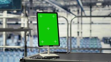 schließen oben von Attrappe, Lehrmodell, Simulation Gerät im Daten Center mit fortgeschritten Technologie Supercomputer Gang. Grün Bildschirm Tablette im Server Zimmer mit hoch Technik Systeme Erkennen Daten Muster, Schwenken Schuss video