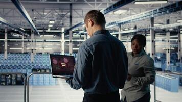 server centro Software sviluppatore vedendo critico errore apparire su il computer portatile Schermo, fissaggio sistema questioni. dati centro esso esperto prende avvertimento su taccuino di hardware i problemi che colpisce impianti di perforazione, telecamera un' video