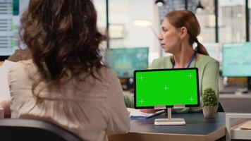 grupp av affärskvinna recensioner projekt analys med grön skärm, bemyndigad förbi data och team samarbete. kvinna kollegor granskning digital innehåll, grafer eller rapporterar. kamera b. video