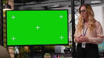 chef och personal medlemmar använder sig av kopia Plats på TV övervaka under möte, presenter diagram och data rapporter för en utveckling planen. strategisk arbete miljö för tillväxt. kamera b. video