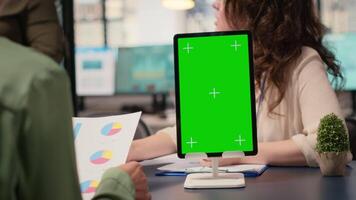 företag medarbetare grupp använder sig av krom nyckel skärm i modern kontor möte, Stöd digital planera och studerar prestanda data rapporterar. strategisk tänkande och syn. kamera b. video
