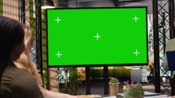 multietnisk företags- personal samlas i främre av en grön skärm TV visa, framställning en kasta den där kommer funktion finansiell data rapporter och grafer för en strategi utveckling planen. kamera b. video