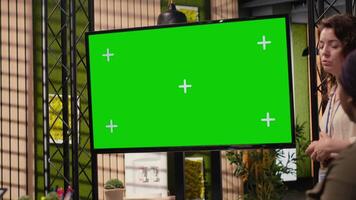 potenziato donne d'affari la creazione di sinergia con modello nel un' sala riunioni, migliorare loro rapporto scrittura e scambiare idee per nuovo crescita strategia. digitale attività commerciale strategia esecuzione. telecamera b. video