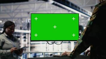 Ejército programador en servidor cubo usos ai solicitud en verde pantalla Bosquejo ordenador personal a revisión reconocimiento información. militar datos centrar trabajador usos ai en croma llave computadora a plan misión, cámara si video