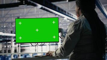 server rum kvinna programmerare använder sig av grön skärm dator till skanna infrastruktur för frågor. data Centrum arbetstagare användningar attrapp pc till organisera fil säkerhetskopior och planen återhämtning steg, kamera b video