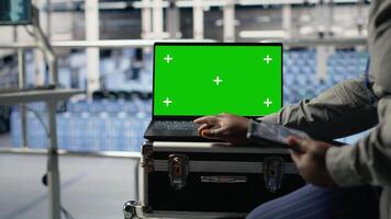 esso collaboratori monitor server azienda agricola attività utilizzando isolato schermo il computer portatile. dati centro ingegneri revisione impianti di perforazione test risultati su croma chiave taccuino per garantire sistemi siamo Lavorando correttamente, telecamera B video