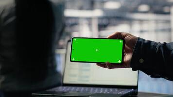 fechar acima do servidor cubo programador usando brincar telefone enquanto esperando para atualizações para terminar instalando. dados Centro especialista usa croma chave Smartphone, esperando para código para terminar compilando video