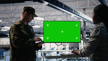 servidor habitación Ejército expertos desplegar ai tecnología en verde pantalla ordenador personal a modernizar defensa. militar servidor habitación colegas utilizando croma llave computadora a integrar artificial inteligencia tecnología, cámara si video