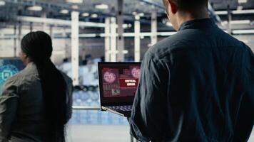 ingeniero en servidor habitación recibe crítico error surgir en ordenador portátil pantalla, relación comercial con urgente sistema asuntos. datos centrar trabajador obtiene notificación acerca de hardware problemas conmovedor actuación, cámara si video