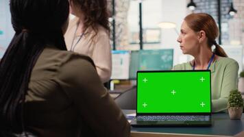 multietnisk grupp av yrkesverksamma använder sig av kopia Plats i en modern kontor miljö, idealisk Plats för isolerat innehåll, företags- rapporter visuella under presentationer och analys. Resurser. kamera b. video