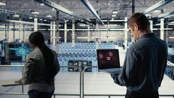 ingeniero en servidor habitación recibe crítico error surgir en ordenador portátil pantalla, relación comercial con urgente sistema asuntos. datos centrar trabajador obtiene notificación acerca de hardware problemas conmovedor actuación, cámara un video