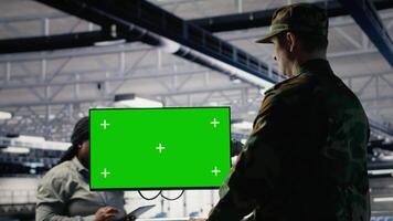 militar datos centrar profesional utilizando software en verde pantalla Bosquejo ordenador personal a detectar enemigo amenazas Ejército hombre en datos centrar usos croma llave computadora a detectar cuestiones , cámara si video