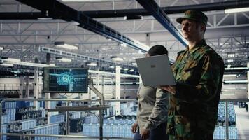 soldat i server nav använder sig av bärbar dator till deploy ai teknik, modernisera försvar infrastruktur. militär data Centrum specialist integrering artificiell intelligens teknologi använder sig av anteckningsbok, kamera en video