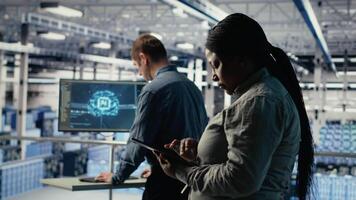 equipo de datos centrar técnicos cheques ai tablero utilizando ordenador portátil durante sistemas revisar. trabajo en equipo servidor cubo colegas prueba artificial inteligencia herramientas en computadora portátil, cámara si video