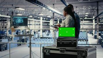 cerca arriba de aislado pantalla ordenador portátil en frente de datos centrar programadores mejorando ai aparejos Procesando velocidad. servidor cubo compañeros de trabajo gestionar engranaje utilizando croma llave dispositivo a apoyo ai cargas de trabajo, cámara un video