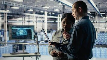 equipo de ingenieros en servidor cubo optimizando profundo aprendizaje ai sistemas manejo tareas. trabajo en equipo datos centrar colegas ajustar artificial inteligencia modelo parámetros utilizando dispositivo, cámara si video