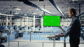 server bruka tekniker använder sig av grön skärm dator till skanna hårdvara riggar för frågor. data Centrum den specialist på industriell plattform användningar attrapp pc till schema fil säkerhetskopior, kamera en video