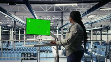 server rum kvinna programmerare använder sig av grön skärm dator till skanna infrastruktur för frågor. data Centrum arbetstagare användningar attrapp pc till organisera fil säkerhetskopior och planen återhämtning steg, kamera en video