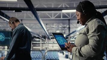 server rum tech Stöd anställd använder sig av ai på läsplatta till guide kunder. tekniker i data Centrum hjälper användare fixera systemet fel på servrar använder sig av artificiell intelligens, kamera en video