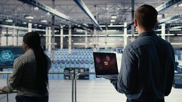 server nav programmerare larmade förbi varning meddelande handla om buggar orsakar infrastruktur nedgångar. data Centrum den expert- ser systemet dyka upp handla om låg hårdvara prestanda orsakade förbi programvara buggar, kamera en video