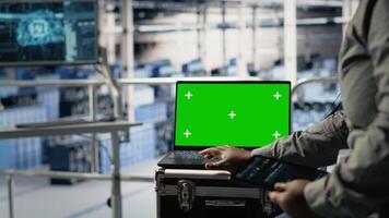 stänga upp av data Centrum anställda kolla upp ai instrumentbräda använder sig av grön skärm läsplatta under system recension. server nav arbetare testa artificiell intelligens verktyg på attrapp enhet för pålitlig prestanda video
