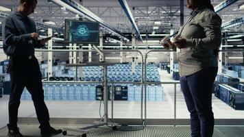 datos centrar sistema administradores desplegar máquina aprendizaje software en infraestructura bastidores equipo de servidor cubo eso expertos tren ai sistemas con conjuntos de datos utilizando tableta a apoyo aplicaciones, cámara un video