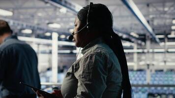 server nav tech Stöd specialist guider företag klienter genom miljö upp säkra företag data säkerhetskopior. programvara utvecklare i data Centrum hjälper användare fixera systemet fel på servrar video