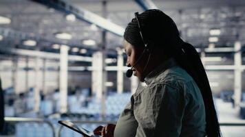 dati centro colleghi utilizzando artificiale intelligenza per Aiuto i clienti risolvere sito web ospitando i problemi. server camera Tech supporto collaboratori Aiuto utenti mantenere Internet Servizi in esecuzione dolcemente, telecamera B video