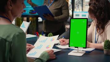 företag medarbetare grupp använder sig av krom nyckel skärm i modern kontor möte, Stöd digital planera och studerar prestanda data rapporterar. strategisk tänkande och syn. kamera a. video