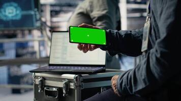 dati centro lavoratore usi isolato schermo smartphone mentre dispiegamento in profondità apprendimento Software. server centro dipendente usi croma chiave mobile Telefono mentre formazione ai sistemi con set di dati, telecamera B video