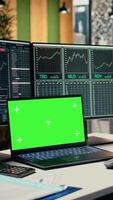 vertical día comerciante en corretaje oficina análisis valores mercado cartas en aislado pantalla computadora portátil, haciendo comprar y vender decisiones experto lugares cliente pedidos utilizando comercio software en Bosquejo computadora portátil, cámara un video