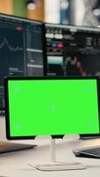 vertikal stock marknadsföra metrik diagram visas på isolerat skärm läsplatta i investering fast kontor. arbetsstation i forex företag arbetsyta med leva finansiell data synlig på attrapp enhet video