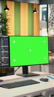 vertical valores mercado métrica visualización desplegado en verde pantalla ordenador personal en propiedad firma oficina. escritorio preparar en forex empresa espacio de trabajo con financiero Estadísticas visible en Bosquejo computadora video