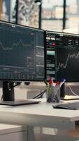 vertical comercio plataforma en pantallas usado por financiero profesionales rastreo valores mercado actividad utilizando analítico herramientas. corretaje empresa oficina con precio gráficos interfaz en computadora muestra video