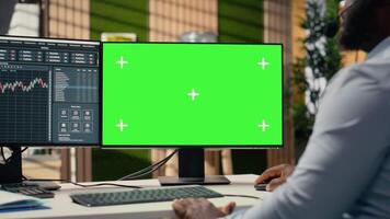 financiero tutor utilizando verde pantalla computadora ofertas inversión Guia durante cliente llamadas africano americano hombre hablando en auriculares micrófono, Ayudar clientes construir portafolio utilizando Bosquejo ordenador personal, cámara si video