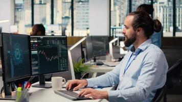 portfölj chef i kontor använder sig av artificiell intelligens till utvärdera huvudstad tilldelning baserad på ekonomisk indikatorer. stötta fast expert- använder sig av maskin inlärning till do forskning körning tillväxt, kamera b video