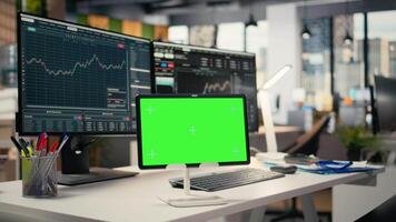 stock marknadsföra metrik diagram visas på isolerat skärm läsplatta i investering fast kontor. arbetsstation i forex företag arbetsyta med leva finansiell data synlig på attrapp enhet video