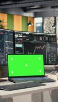 vertikal stock marknadsföra metrik diagram visas på grön skärm bärbar dator i stötta fast kontor. arbetsstation i forex företag arbetsyta med leva finansiell data synlig på attrapp anteckningsbok video