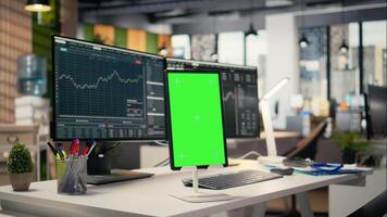stänga upp av isolerat skärm läsplatta visning stock marknadsföra grafer i Proprietär fast kontor. attrapp enhet på mäkleri arbetsyta skrivbord Begagnade för stock utbyta analys och strategi planera video
