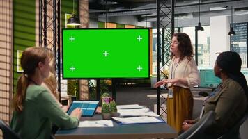 bemyndigad affärskvinna skapande synergi med attrapp i en styrelserum, förbättra deras Rapportera skrivning och utbyte idéer för ny tillväxt strategi. digital företag strategi avrättning. kamera a. video