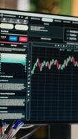 vertikal stänga upp av stock utbyta metrik ljusstake diagram visas på dator monitorer i investering fast kontor. arbetsstation i tillgång förvaltning företag med leva finansiell data synlig på pc visas video