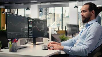 día comerciante análisis valores mercado tendencias y precio candelero gráficos, haciendo comprar y vender decisiones en oficina. profesional corredor de valores lugares cliente pedidos utilizando comercio software, cámara un video