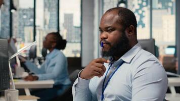 día comerciante en corretaje empresa oficina análisis valores mercado tendencias y precio gráficos, haciendo comprar y vender decisiones financiero experto lugares cliente pedidos utilizando comercio software en ordenador personal, cámara si video