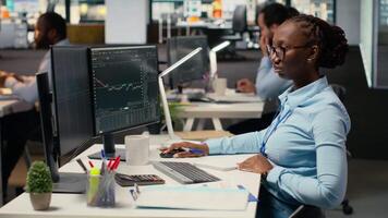 día comerciante análisis valores mercado precio gráficos, tomando notas a hacer informado comprar y vender decisiones corredor de valores escritura abajo análisis perspectivas, colocación pedidos utilizando comercio plataforma, cámara si video