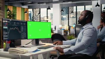 comerciante chateando con cliente, Proporcionar a la medida financiero estrategia utilizando croma llave computadora. financiero tutor hablando en auriculares micrófono, utilizando aislado pantalla ordenador personal, revisando cliente portafolio, cámara un video