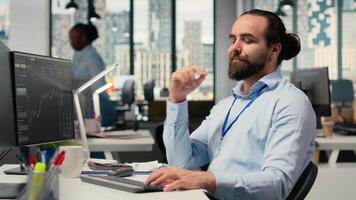 näringsidkare i kontor håller på med brainstorming innan begå till investering, leende, uttrycker förtroende i val. mäkleri företag expert- tänkande innan handel, som visar själv försäkran, kamera b video