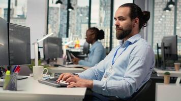 día comerciante análisis valores mercado tendencias y precio candelero gráficos, haciendo comprar y vender decisiones en oficina. profesional corredor de valores lugares cliente pedidos utilizando comercio software, cámara si video